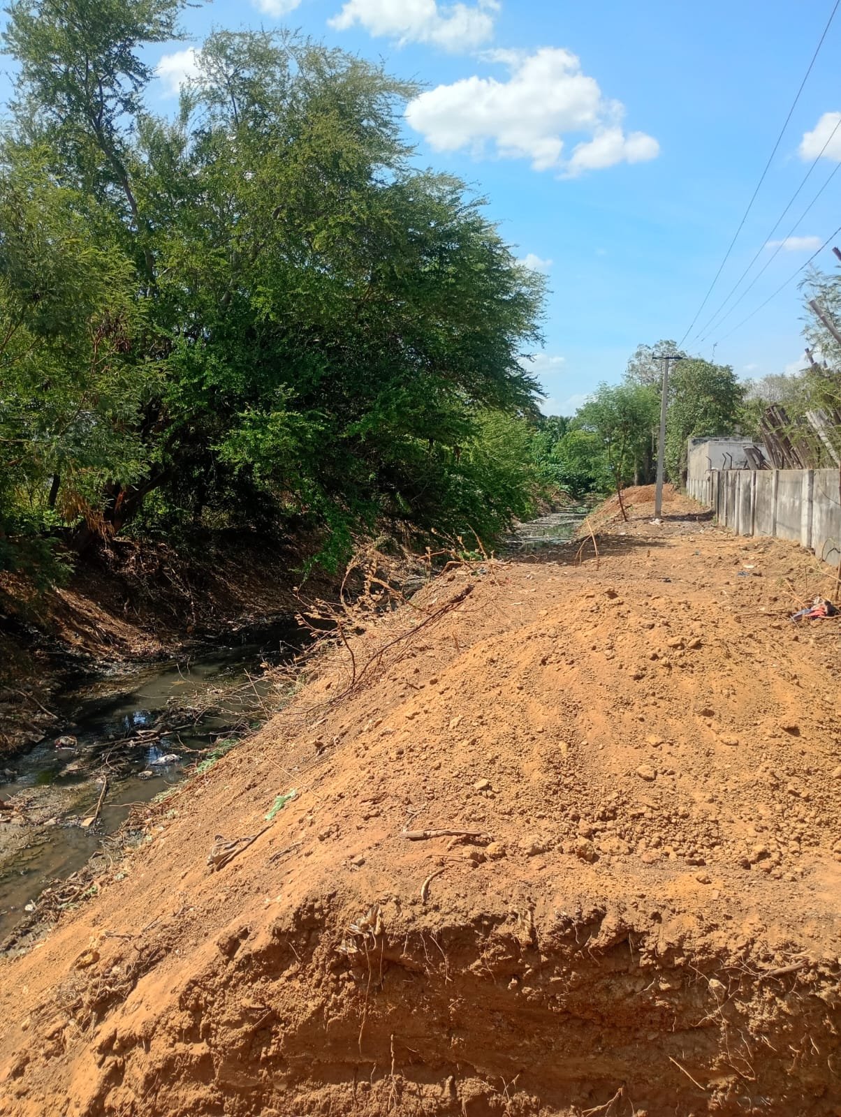 Earthwork survey alongside excavation